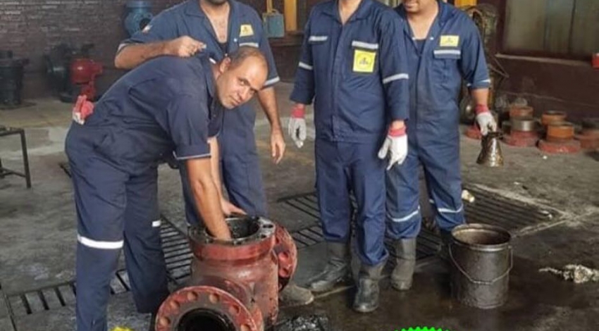 تصویری از بچه های گروه ولهد صنعت نفت در حال تعمیر ولوهای سر چاهی