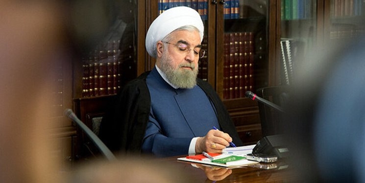 روحانی قانون «حمایت از توسعه صنایع پایین دستی نفت خام» را ابلاغ کرد