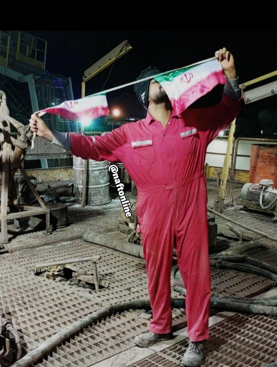 بوسه بر پرچم مقدس ایران توسط کارکنان عملیاتی نفت | نفت آنلاین