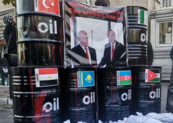 توییت نوشت | twitter | بشکه های نفت در مقابل سفارت ترکیه