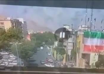 فیلم لحظه حمله اسرائیل جنایتکار به میدان قدس تجریش در تهران  <img src="https://cdn.naftonline.ir/images/video_icon.png" width="16" height="16" border="0" align="top">