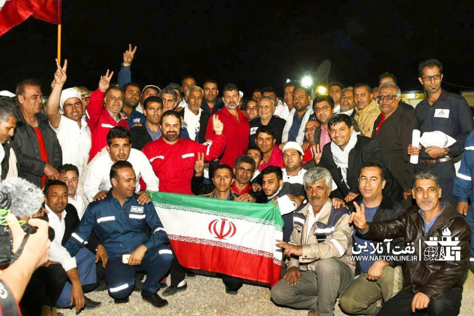 عکس یادگاری پس از مهار چاه شماره ۱۴۷ رگ سفید مهارگران شرکت ملی حفاری ایران